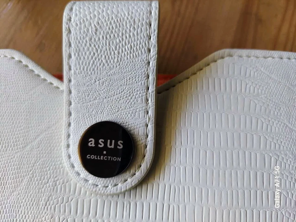 ASUS Collection Premium leather Index 10-Inch Netbook Sleeve Case - White - Image 3 of 3