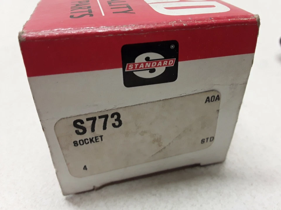 Enchufe de lámpara trasera Chrysler LeBaron, Town & Country, Aries, Plymouth Reliant Foto 4 de 4