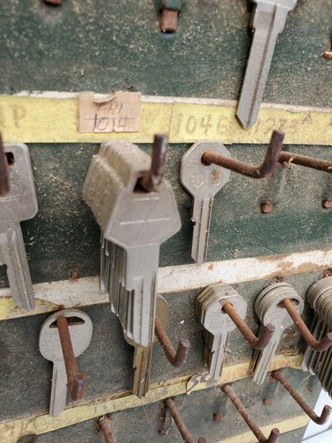 VINTAGE ILCO METALL SCHLÜSSEL ANZEIGESCHILD BESCHLAG SCHRANK SET UNGESCHNITTENE SCHLÜSSEL FORD - Bild 7 von 12