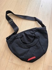 Borsa a tracolla vintage Prada Sport etichetta rossa in nylon. Nero