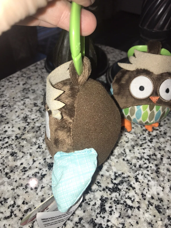 OBTIENES 2 Nuevos SKIP HOP Felpa Marrón Retro Búho Bebé Shake Bell Sonajero Cuna Móvil Foto 4 de 4