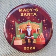 MACY'S DEPARTMENT STORE CHRISTMAS SANTA CLAUS LAND SANTALAND BUTTON PIN 2024
