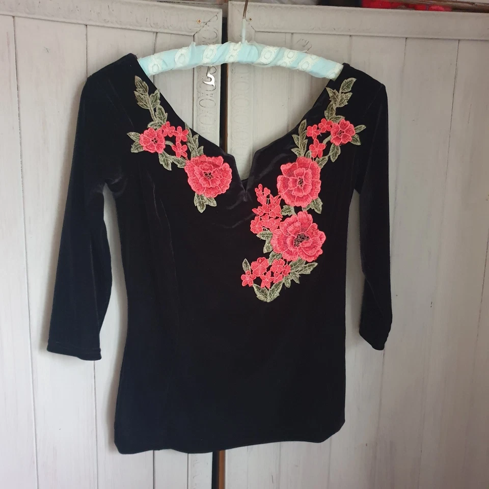 Top corto Quiz años 90 estilo Y2K terciopelo negro talla 10 rojo apliques florales Steampunk Foto 3 de 4