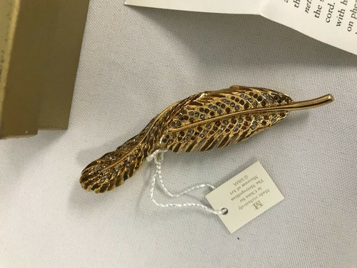 MMA METROPOLITAN MUSEUM OF ART 18K OVERLAY JAPANESE INRO JEWELED FEATHER PIN MIB - Picture 2 of 5