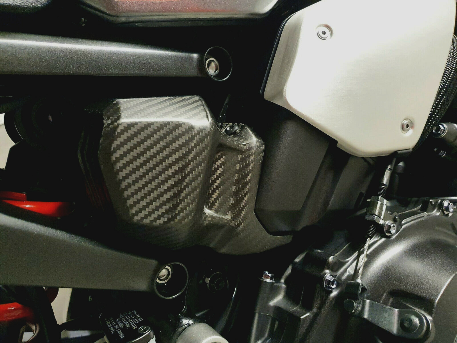 Caches conduits d'air carbone mat CB1000R protection thermique et design sous selle