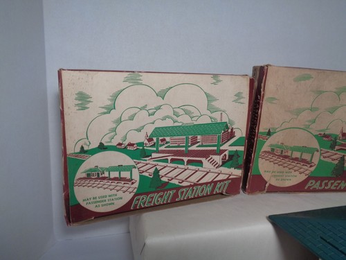 PLASTICVILLE STAZIONE PASSEGGERI E STAZIONE MERCI VINTAGE CON SCATOLE E DETTAGLI!! - Foto 3 di 17