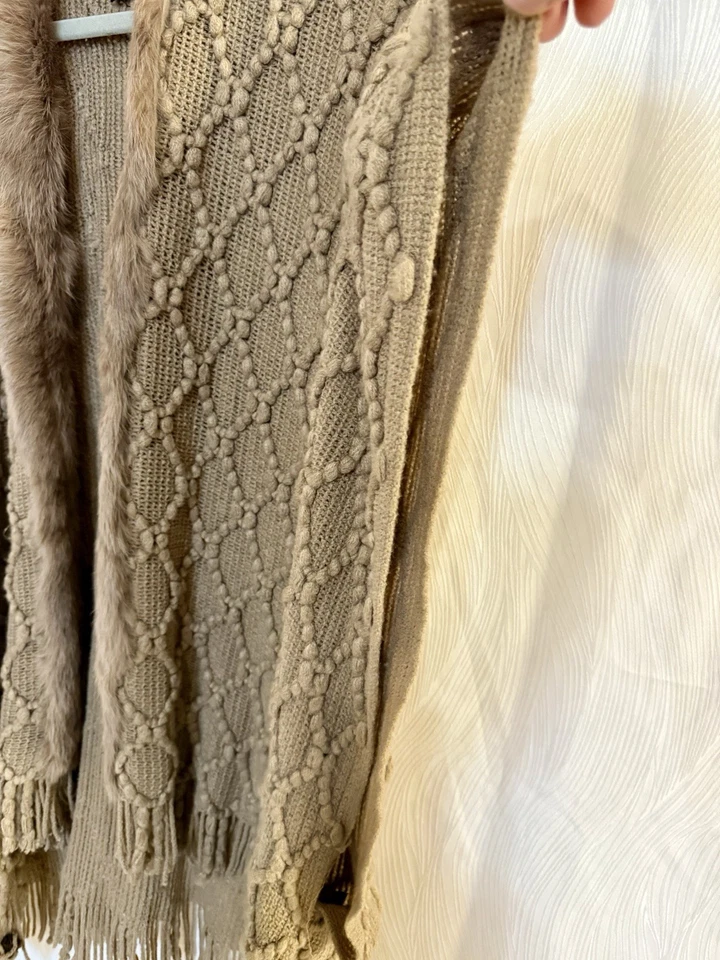 Chaleco cárdigan tejido con ribete de piel de conejo Love Token O/S flecos camel boho de lujo Foto 3 de 4