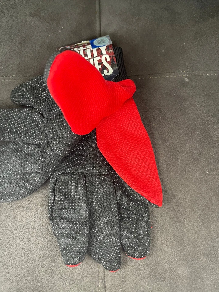 Univ of Wisconsin Sport Utility Gloves Officially Licensed Collegiate Product - Image 2 of 2