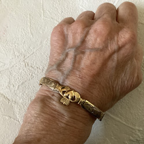 Vintage Retro 9ct Gold Plate/ BANGLE Bracelet IRISH Made CLADDAGH - Signed - Imagen 9 de 11
