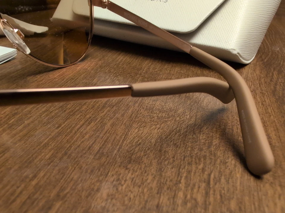 Очки солнцезащитные Michael Kors Chelsea розовое золото обнаженные бежевые зеркальный чехол сертификат  - Изображение 3 из 4