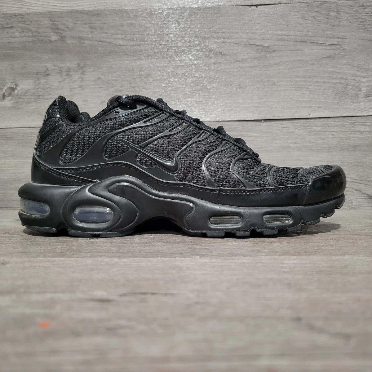 Preços baixos em Nike Air Max Plus Low Triple Black | eBay