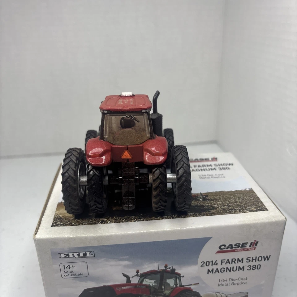 1/64 Case IH Dusty Magnum 380 Tractor Duals 2014 Farm Show - Ertl ZFN14929A - Image 3 of 3