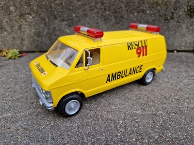 Revell Italeri ERTL Dodge  Fire Truck Ambulance  Feuerwehr Eigenbau 1:24