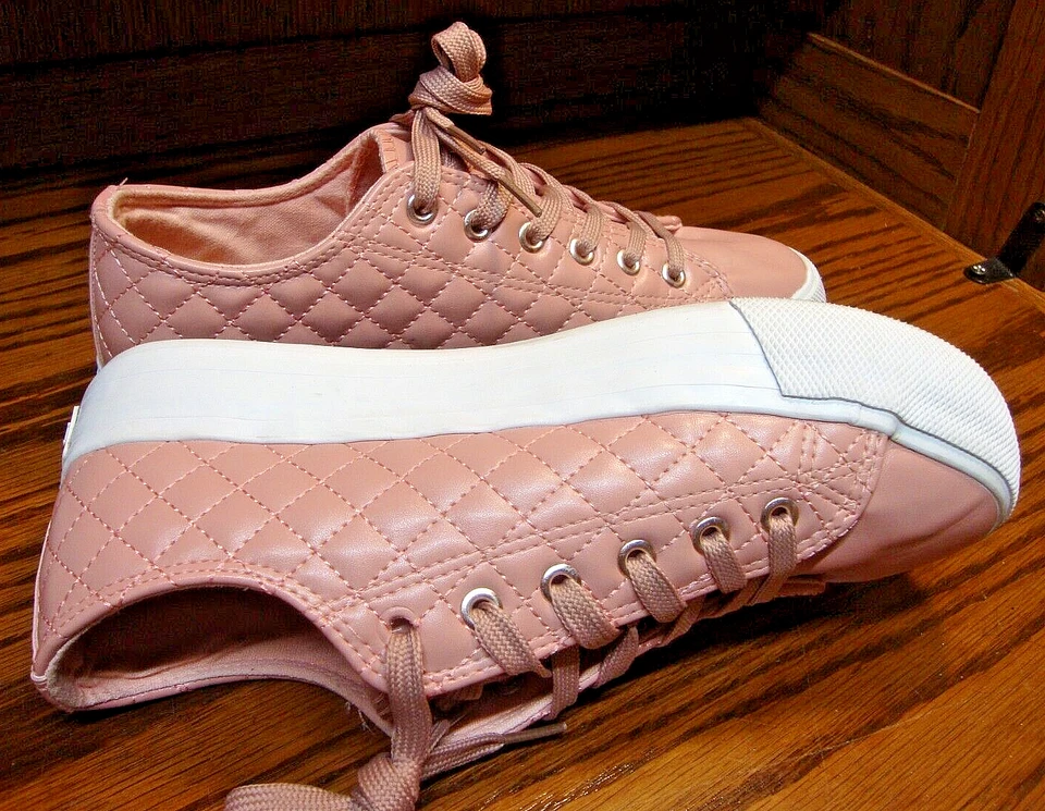 Mudd Ladies Pink/White Tennis Shoes~Quilted Beyley Design Sz 8.5 Lace Up     873 - Image 2 of 4