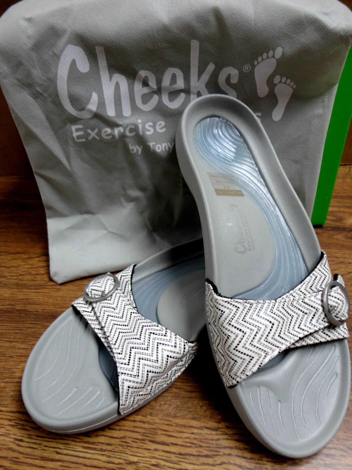 Cheeks Women's Sandals, NEW ! Chevron Silver Gray Size 9 Slide On Walking