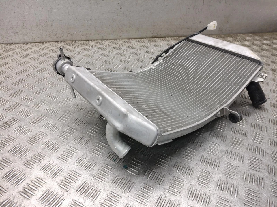 2023 YAMAHA YZF R1 Radiator (SOME DAMAGE - SEE LISTING) — 第 2/4 张图片
