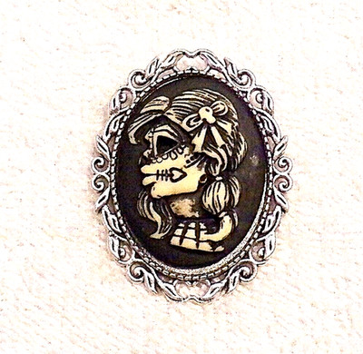 NEW HALLOWEEN CAMEO BROOCH SCARY FEMALE GHOST WITCH GOBLIN PUMPKIN CAULDRON B C1