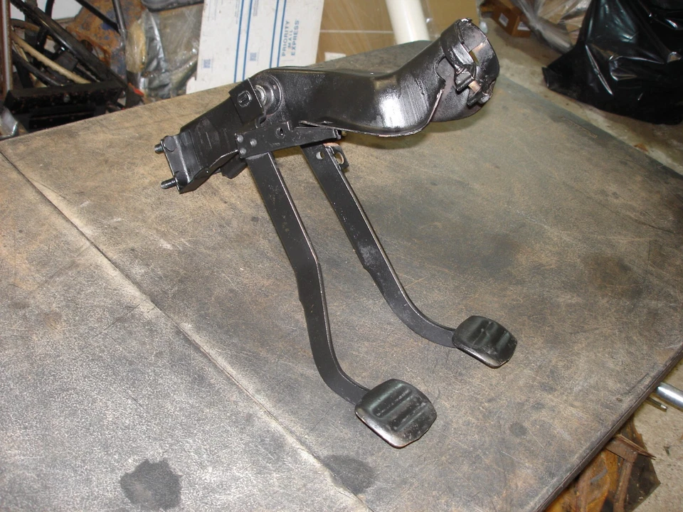 Chevrolet Impala BelAir Biscayne 1963-1964 conjunto de embrague y pedal de freno GM OEM Foto 2 de 4