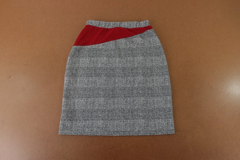 Falda lápiz corta tejida gris talla pequeña Gilli para mujer Foto 3 de 4