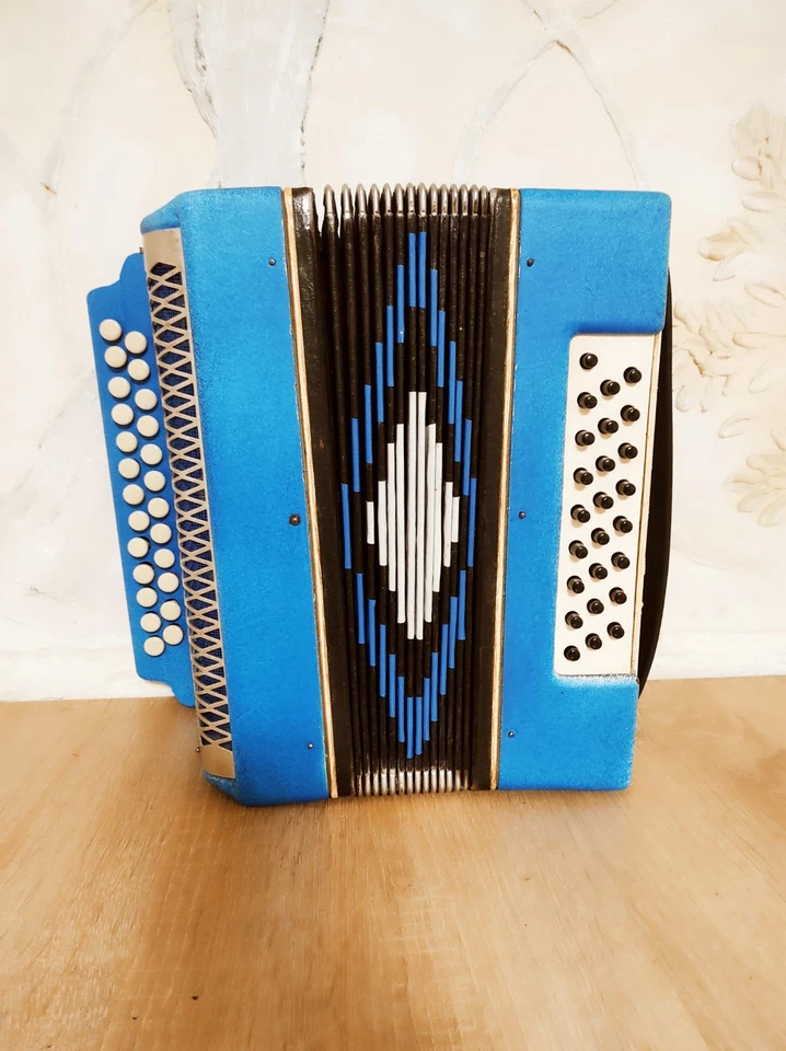 acordeón para adolescentes, buen acordeón, acordeón soviético. Foto 2 de 4