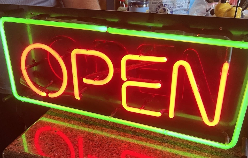 Placa aberta de neon vintage neon super brilhante. Funciona muito bem. Fotos em ótimo estado veja - Imagem 2 de 4