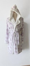 Bata de baño con capucha de felpa con estampado floral blanco y lavanda Shabby Chic de Rachel Ashwell