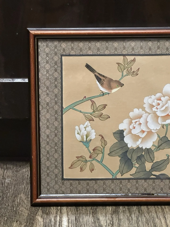 Pintura de seda arte japonés original firmada pájaro marrón flores blancas enmarcadas Foto 2 de 4