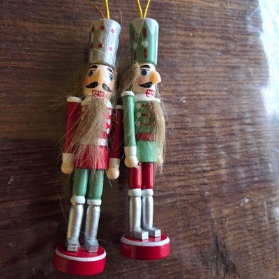 2 x Nußknacker Figuren Hängen Grün Rot Nutcracker Dekofiguren Holz 13 cm