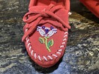 EUC Red Suede Ziigwan Waabigwan Ltd Ed. Moccasins Minnetonka Sz 9 Flower Beading — photo 9