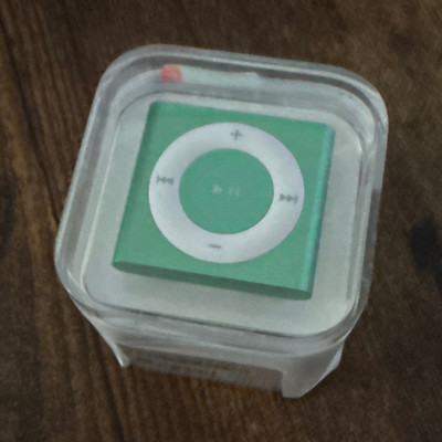 Apple iPod shuffle 4th Gen 2GB Green MP3 Player USB 2.0 (2012)