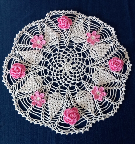 NEU Geschenk Handarbeit gehäkelt rosa Rose Blumen Natur Deckchen