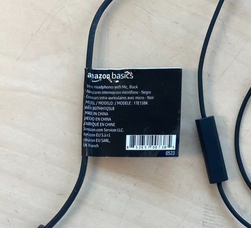 Amazon Basics In-Ear Wired Headphones with Microphone - Black - 17E13BK (A116) - Picture 6 of 7