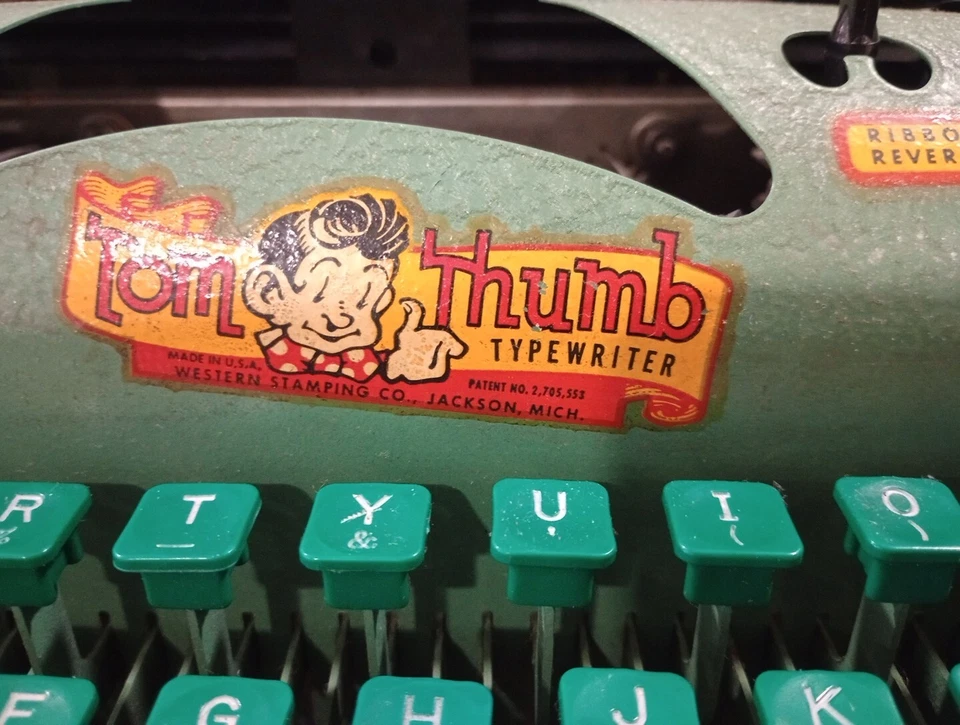 Máquina de escribir TOM THUMB de colección de los años 50 en funcionamiento con estuche de metal excelentes gráficos **RARA*C Foto 4 de 4