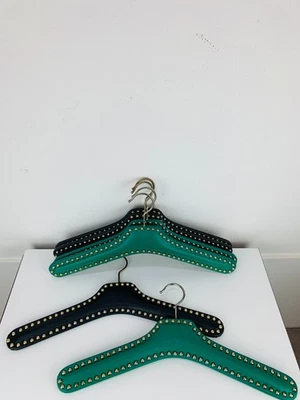 6 cintres vintage skai noir et vert, simili cuir, clous - Photo 1/4