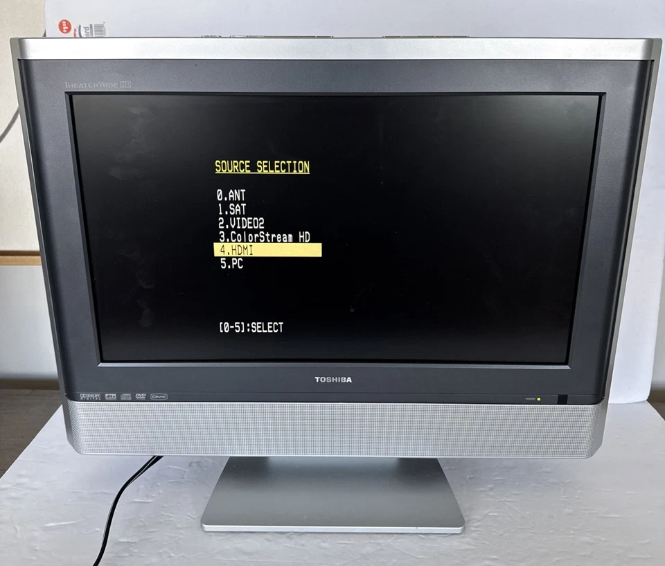 Toshiba TV DVD Gaming Combo Model 20HLV86 20” Widescreen Portable Japan 2006 - Image 3 of 4