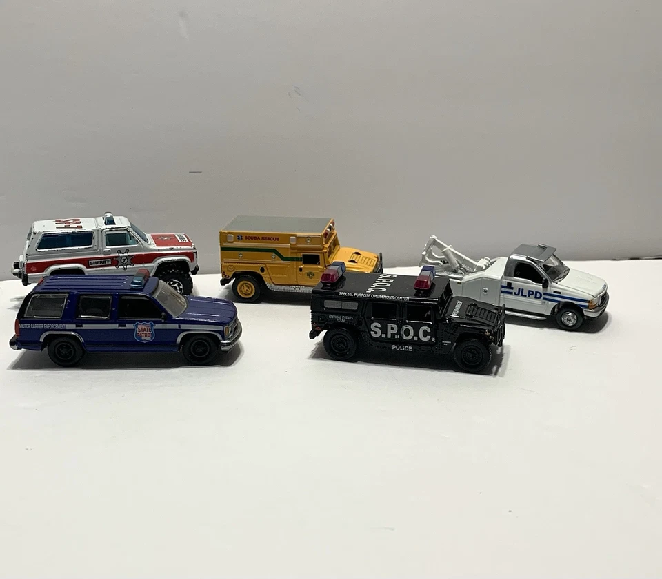 Lote de 24 vehículos policiales y policiales 1:64 diecast y plástico Foto 2 de 4