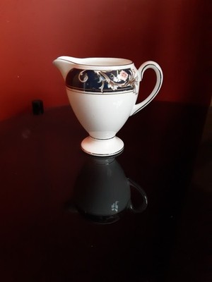 Wedgewood Bone China White MIlk Krug, Top Zustand weiß mit marineblauen Blumen