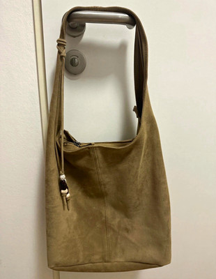 Pull&Bear Schultertasche taupe Veloursleder mittel Reißverschluss Perlen