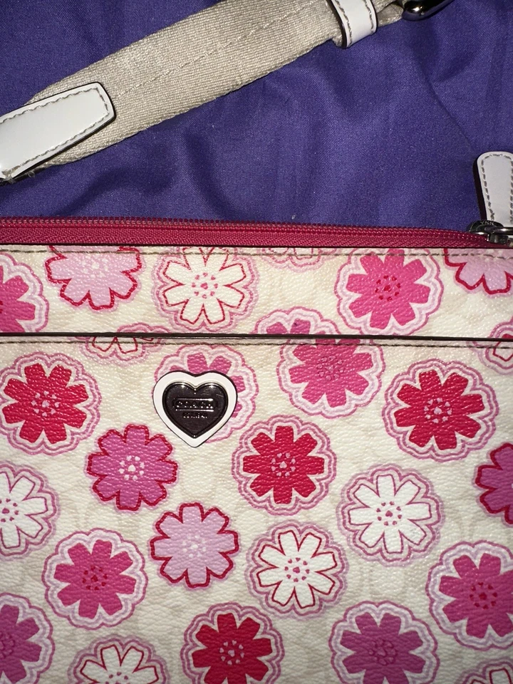 COACH Signature Swing purse, Flower Art Pattern, Crossbody Bag PINK. - Image 3 of 4