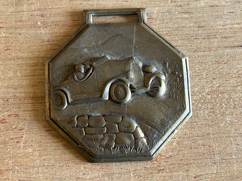 Rennwagen Uhr Anhänger Autorennen Flitzer messingfarben gepresst geprägt antik Vintage