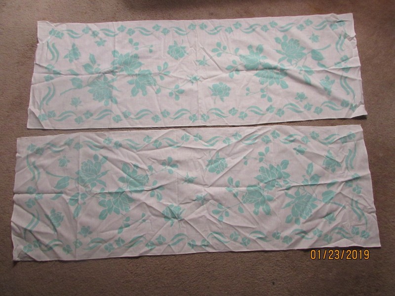 Set of 2 Vintage Table Runners/Doilies Green and White Flower/Floral Pattern