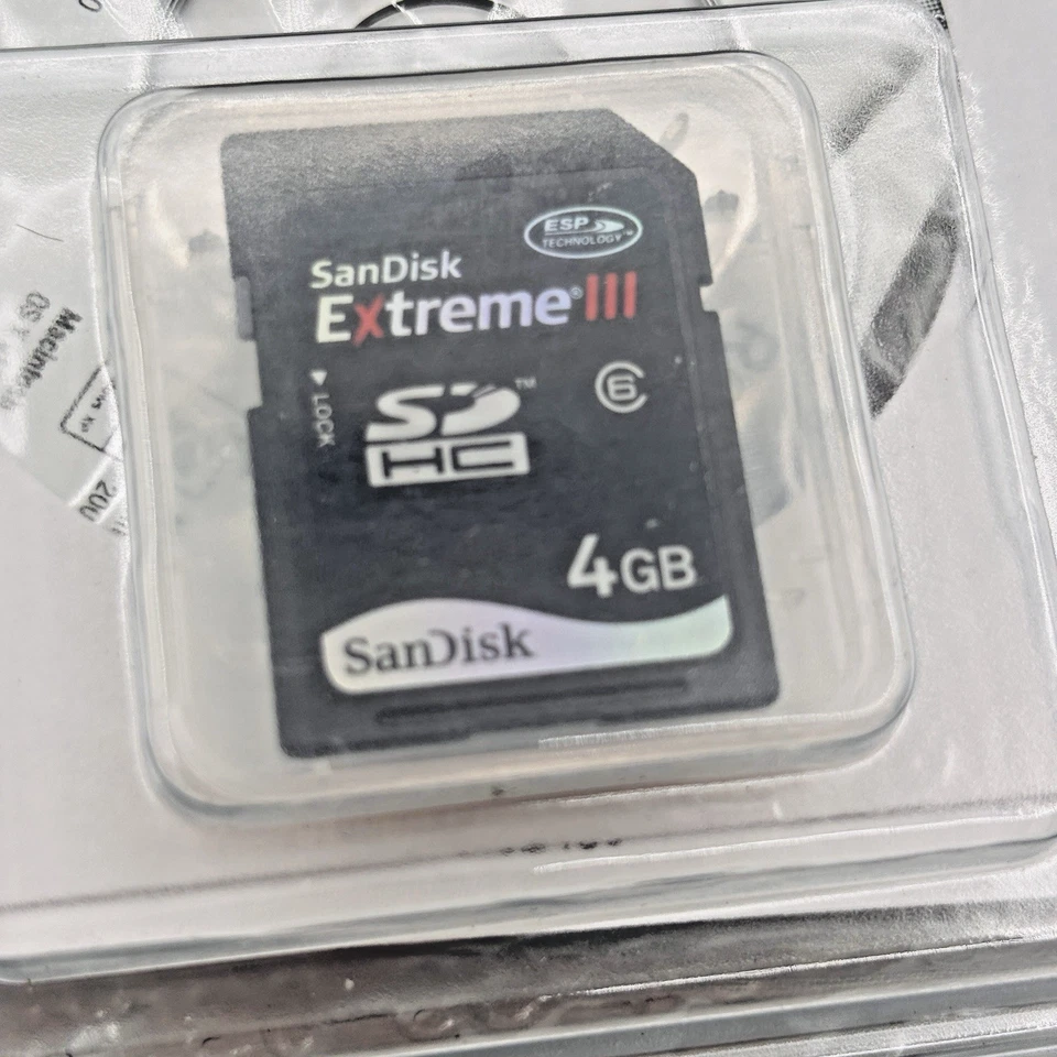 SanDisk Extreme III 4GB SDHC Memory Card + MicroMate USB 2.0 Reader NIB + Case - Image 2 of 4