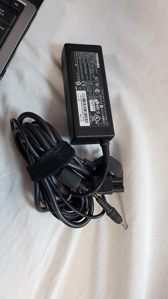 Toshiba satellite pro u300 13.3" Laptop Intel Core 2 Duo T5450 2GB 320GB, NO OS - Image 2 of 4