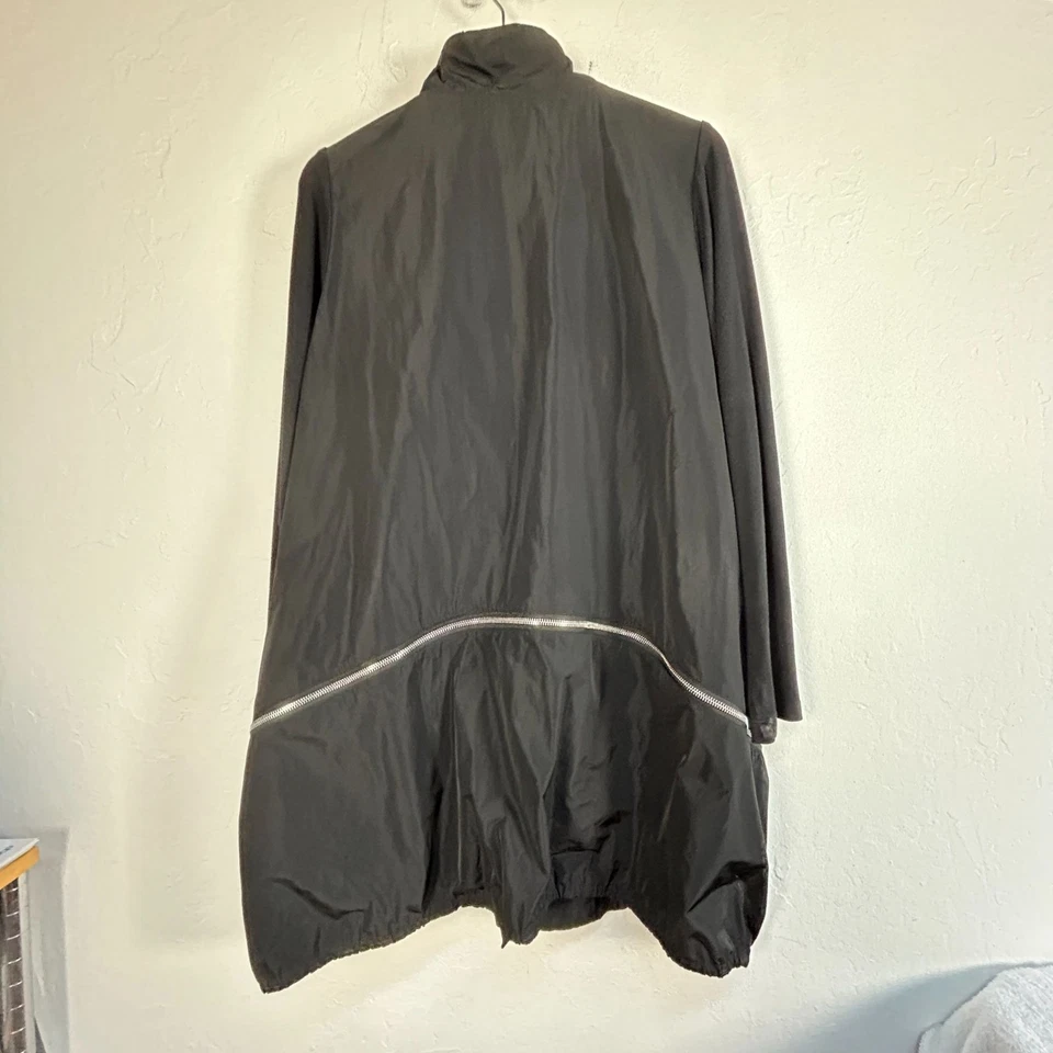 Chaqueta túnica Sun Kim para mujer negra asimétrica con cremallera bolsillos medianos ligera Foto 2 de 4