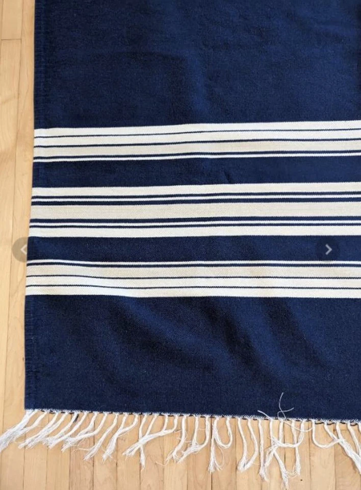 Alfombra Pottery Barn de colección con detalles de algodón telar a mano 48" x 62" azul con rayas blancas Foto 2 de 4