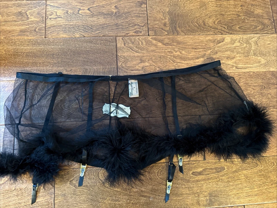 Cinturón liguero Playful Promises negro recortado de piel sintética talla grande, talla 24 Foto 2 de 4