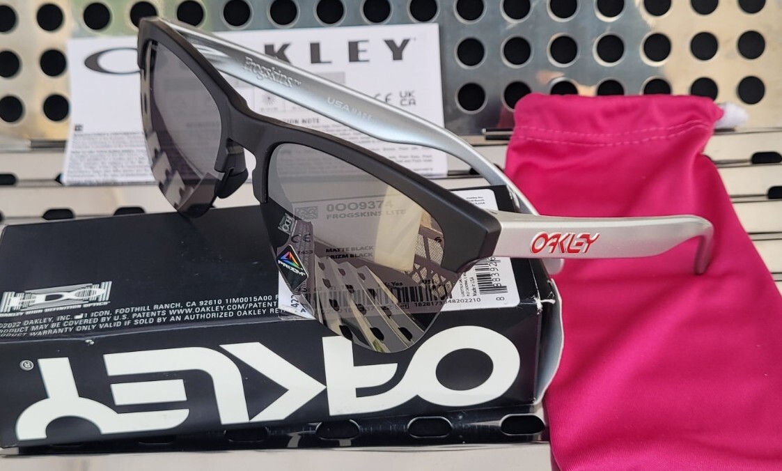【美品】OAKLEY FROGSKINS LITE PRIZM9374-0763 Frogskins™ Lite Prizm Sapphire Lenses, Matte Black Frame