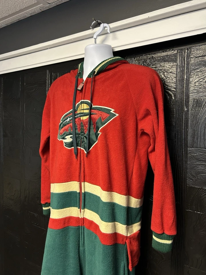 Pijama de una pieza salvaje de hockey Sockey Minnesota adulto mediano NHL Onsie Foto 4 de 4