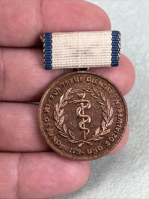 Vintage German Fur Treue Dienste DDR GDR Health Award Medal For Faithful Service