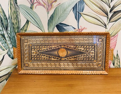 Einzigartiges Vintage Stroh Mikromosaik Handarbeit Holz Tablett. Midcentury Folk Art Boho